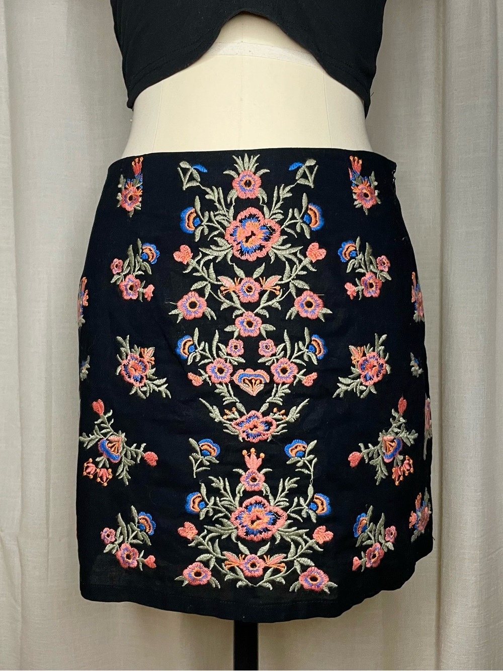 🍑🌸emory park - Linen Blend Floral Embroidery Black Mini Skirt Size M*